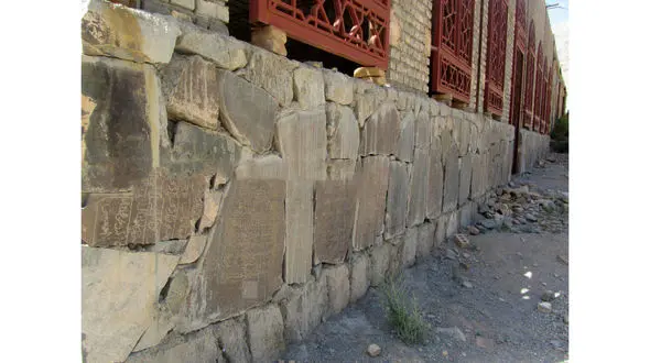 ساخت بنا با سنگ قبرهای هفتصد ساله 