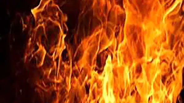 مرد جوان روی سرش بنزین ریخت پلیس فرشته نجات شد / خودکشی سوزناک