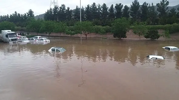 لحظات سخت و نفسگیر بیرون کشیدن راننده تراکتور از سیلاب فریمان