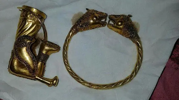 راز  دستبند و جام عتیقه طلا  فاش شد + عکس 