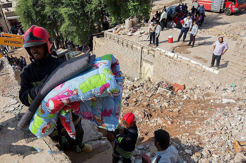 مرگ ٢ کودک در حادثه سقوط سنگ روی ٢ خانه در اهواز