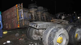 تصادف و واژگونی 2 کامیونت در بزرگراه آزادگان / صبح امروز رخ داد