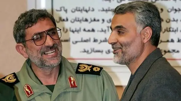 عکس سفر در زمان /  «پسر سردار سلیمانی» در آغوش «سردار قاآنی» بعد از شهادت