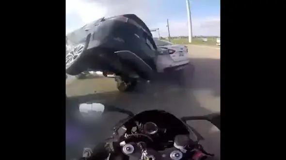 راننده شاسی بلند تقاطع را به هم ریخت و چپ کرد + فیلم