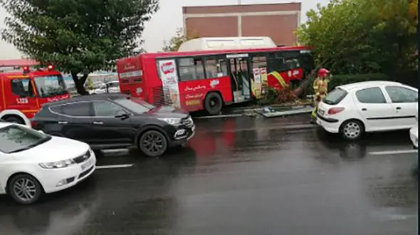 فیلم صحنه تصادف اتوبوس بی آر تی در نیایش / باران صبحگاهی دردسر آفرید