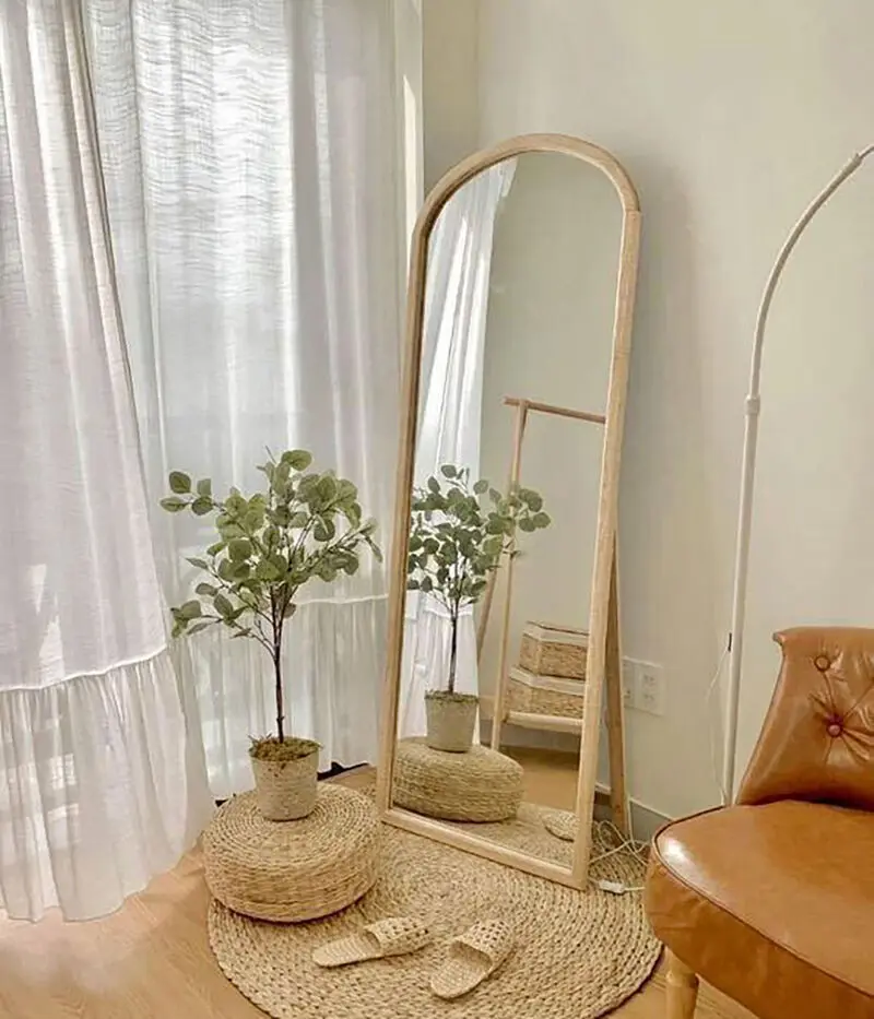 کنار آینه قدی