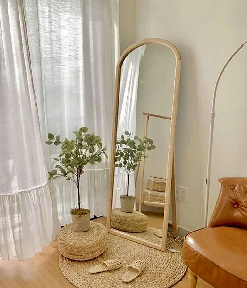 کنار آینه قدی