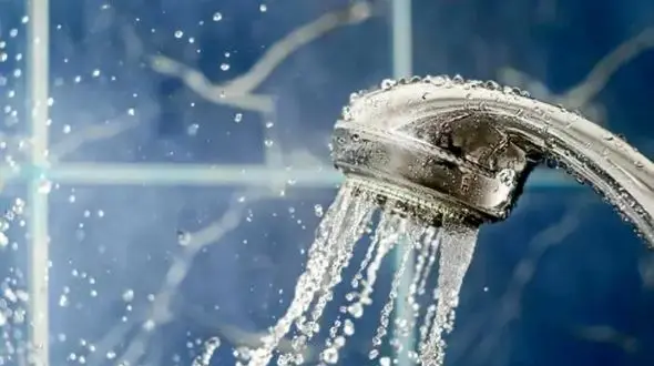 دوش صبحگاهی یا شبانه؟ کدام برای سلامتی شما مناسب‌ تر است؟