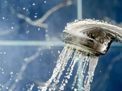 دوش صبحگاهی یا شبانه؟ کدام برای سلامتی شما مناسب‌ تر است؟