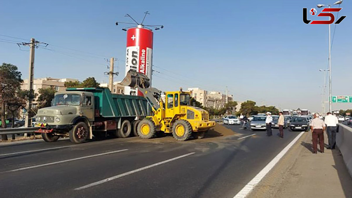 تصادف شدید رنو با دو کامیون در آزادراه فهمیده 