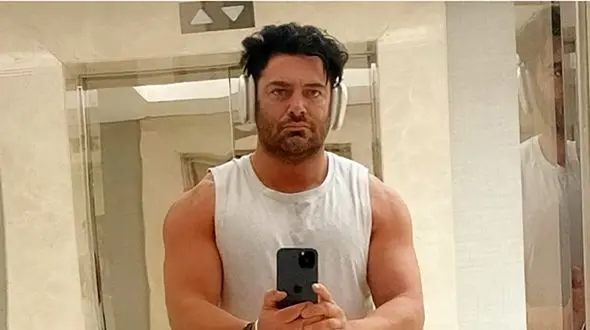 فیلم دردسر بی حجابی یک دختر برای گلزار ! / واکنش آقای بازیگر چه بود ؟!