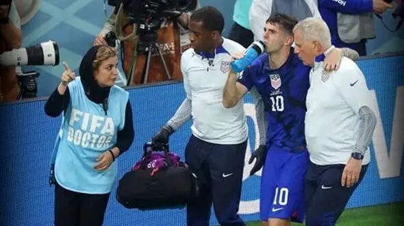 عکس / این زن ایرانی کنار بازیکن آمریکا هنگام بازی با ایران چه می‌کرد؟ 