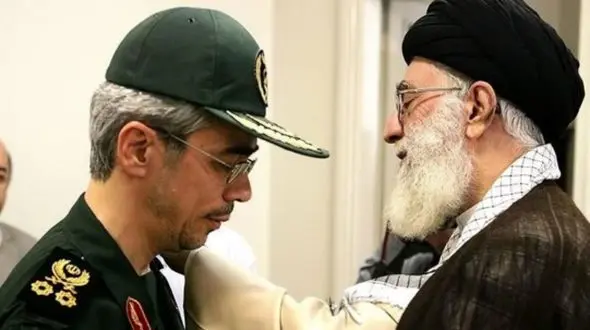 عکس/ سفر به تاریخ؛ «سرلشکر باقری» در حال دست دادن با آیت‌الله طاهری اصفهانی در جبهه