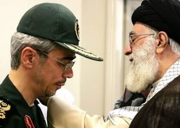عکس/ سفر به تاریخ؛ «سرلشکر باقری» در حال دست دادن با آیت‌الله طاهری اصفهانی در جبهه