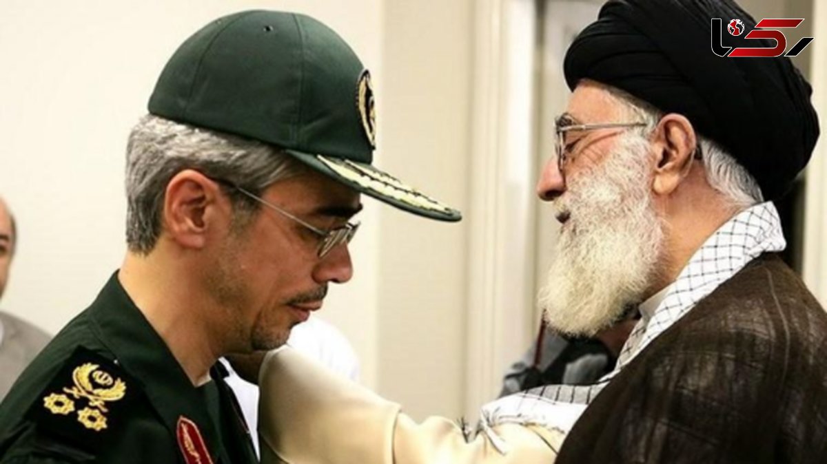 عکس/ سفر به تاریخ؛ «سرلشکر باقری» در حال دست دادن با آیت‌الله طاهری اصفهانی در جبهه