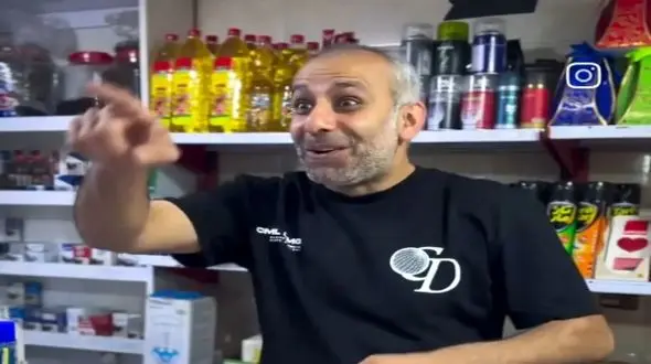 فیلم آواز شاد /  فروشنده چون مشتری ازش زیاد خرید کرد براش چنان آهنگی خوند که حسودیت میشه ...