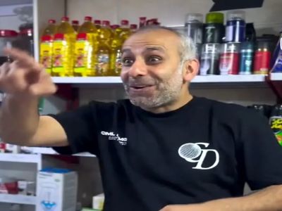 فیلم آواز شاد /  فروشنده چون مشتری ازش زیاد خرید کرد براش چنان آهنگی خوند که حسودیت میشه ...