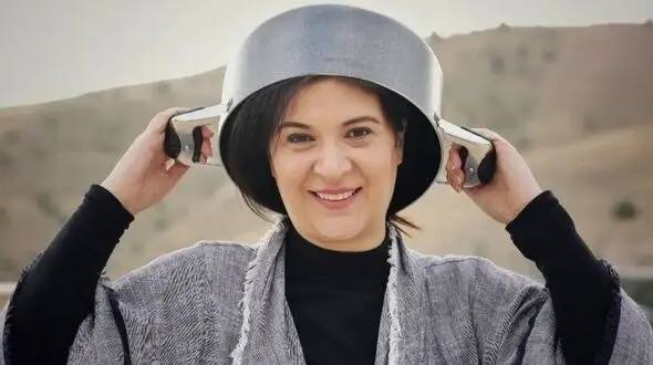 نگاهی به چیدمان خانه زیبای همای پایتخت؛ صمیمی، گرم و کرم رنگ