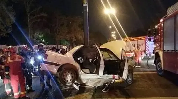 عکس هایی وحشتناک از برخورد مرگبار پژو با تیر چراغ برق / شب گذشته رخ داد 