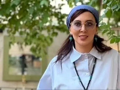 استایل مدلینگ لیلا بلوکات در هوای سرد پاییزی با دورس عجیب و جالبش