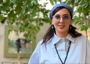 استایل مدلینگ لیلا بلوکات در هوای سرد پاییزی با دورس عجیب و جالبش