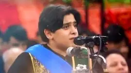 فیلم آواز حماسی /  پسر خوش تیپ بین یه گردان جمعیت آنقد قشنگ خوند که همه رو برد محشر کبری