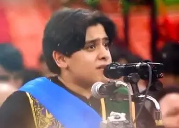فیلم آواز حماسی /  پسر خوش تیپ بین یه گردان جمعیت آنقد قشنگ خوند که همه رو برد محشر کبری