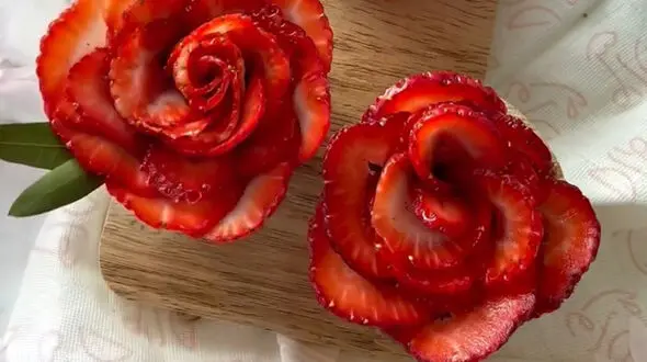 ساخت گل با توت فرنگی + فیلم