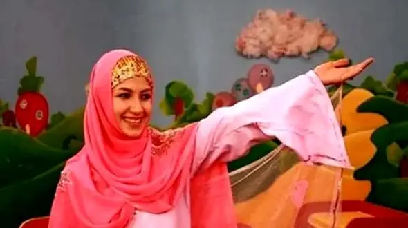 فیلم/ دور دور خاص ملیکا زارعی « خاله شادونه » با ماشین برقی در چهارباغ اصفهان / سفری آرام میان مردم و هوای پاییزی شهر نصف جهان