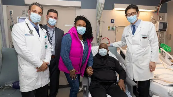 اولین بیمار پیوند کلیه خوک از بیمارستان مرخص شد + عکس و جزییات