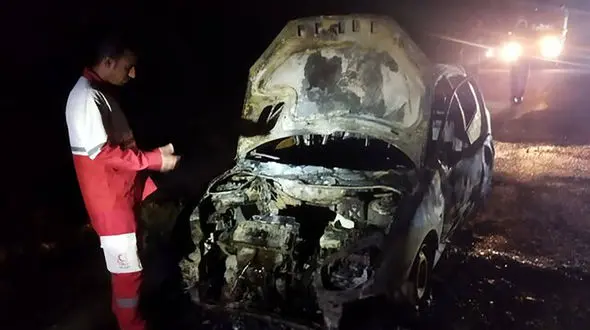 نجات معجزه آسای 2 نفر از پژو آتش گرفته در بوشهر