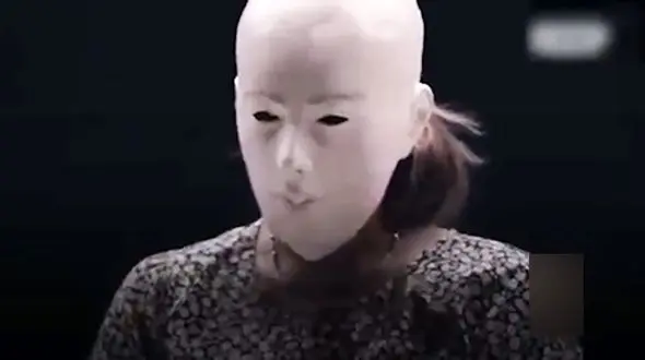 اعترافات یک پزشک از فجایع دوران کرونا در انگلیس / او با صورت کاملا پوشیده جلو دوربین رفت + فیلم