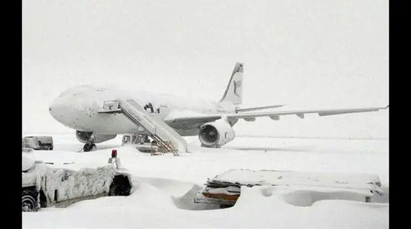 لحظه دلهره آور فرود هواپیما روی باند مه آلود / لندن + فیلم