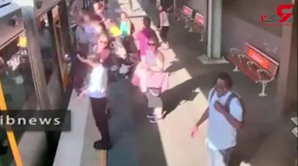 فیلم لحظه سقوط پسربچه ۴ ساله در میان قطار شهری و سکو ایستگاه