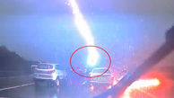 فیلم باورنکردنی از لحظه هولناک برخورد رعد و برق با یک خودرو در وسط اتوبان / شوکه می شوید