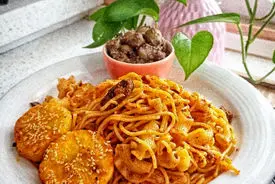 فیلم آموزش گام‌به‌گام تهیه ماکارانی با گوشت