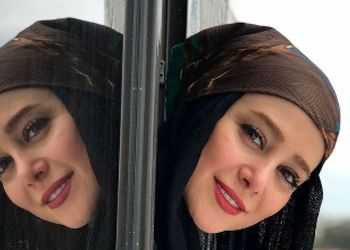 عکس دکوراسیون فوق خوشرنگ و شیک اتاق خواب الناز حبیبی/  چه فرش شیکی به دیوار اتاقش زده !