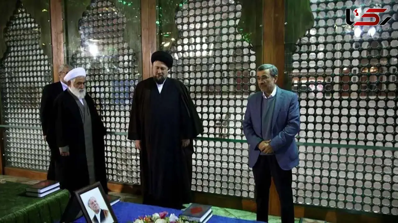 نگاه معنادار محمود احمدی نژاد به مزار آیت الله هاشمی رفسنجانی در حرم امام خمینی (ره)