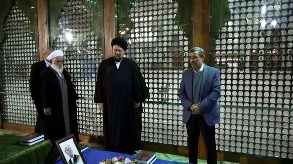نگاه معنادار محمود احمدی نژاد به مزار آیت الله هاشمی رفسنجانی در حرم امام خمینی (ره)