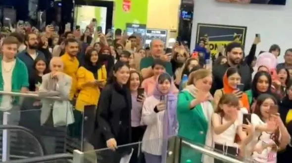 هجوم شرم آور مردم برای دیدن این دختر عروسکی در سعادت آباد ! + فیلم