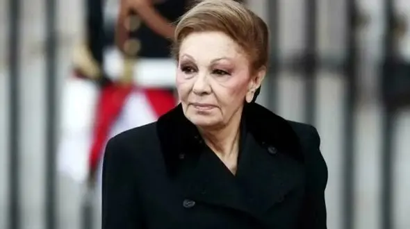 سفر در زمان/ عکس رنگی شده بلافاصله بعد زایمان فرح پهلوی با لباس مجلسی/ سال 1339