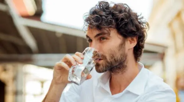 چاقی و مصرف آب بیش از حد: واقعیت یا شایعه؟