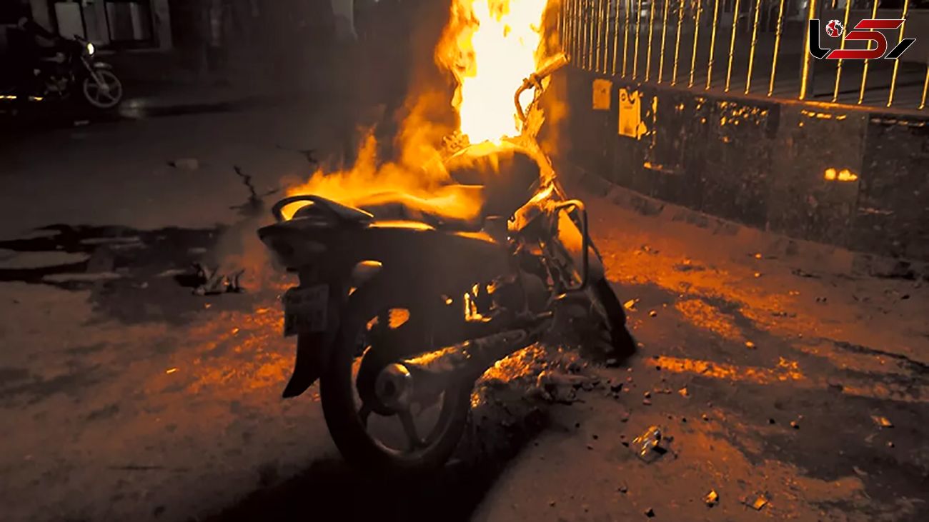 ببینید / لحظه وحشتناک مرد موتورسیکلت در آتش در وسط پمپ بنزین + فیلم