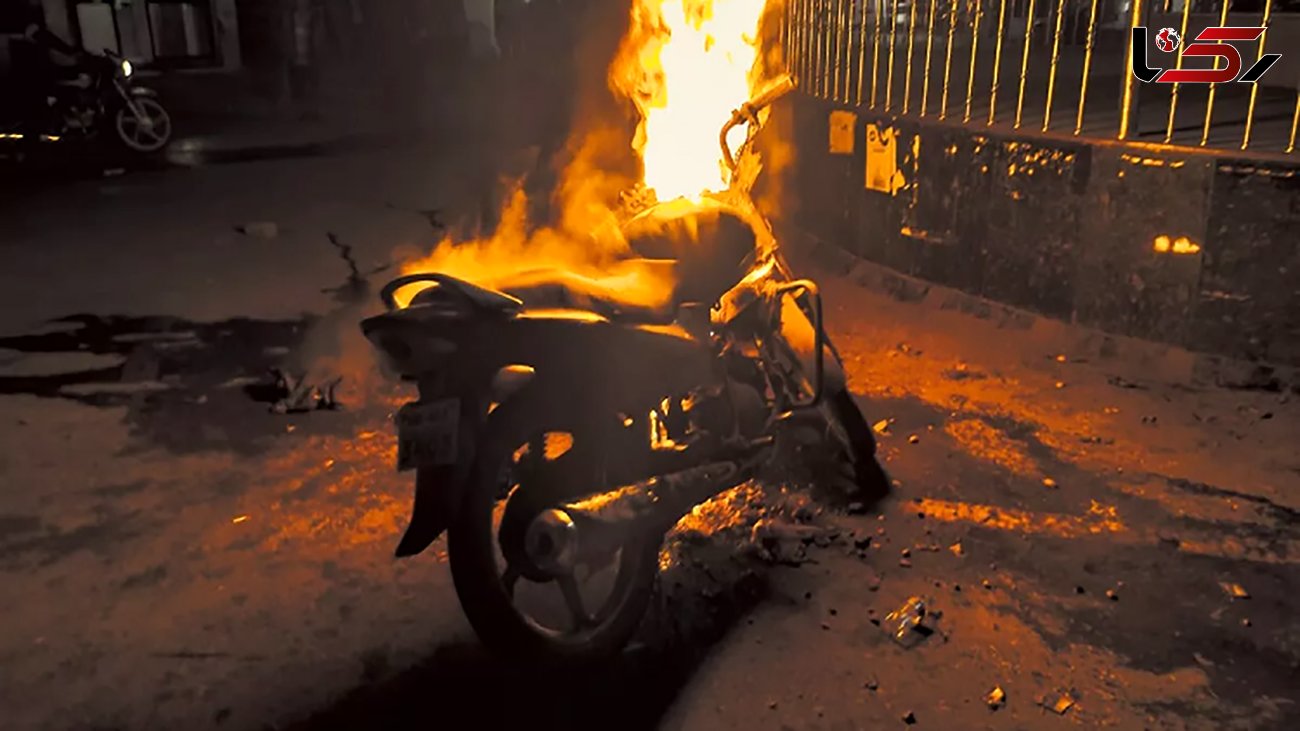 ببینید / لحظه وحشتناک آتش گرفتن مرد موتورسوار وسط پمپ بنزین + فیلم