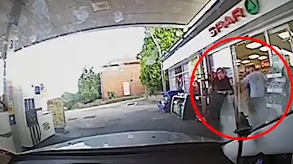 مبارزه قهرمانانه راننده تاکسی با دزدان پمپ بنزین +فیلم