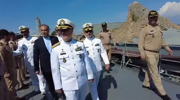 عکس فرمانده نیروی دریایی ایران در شناور اختصاصی پوتین 