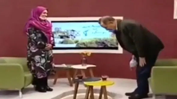 ترکیدن بغض خانم مجری و میهمان برنامه در آنتن زنده تلویزیونی+ فیلم