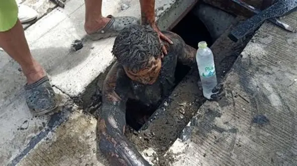 تصویر عجیب از دستگیر کردن قاچاقچی فراری در فاضلاب