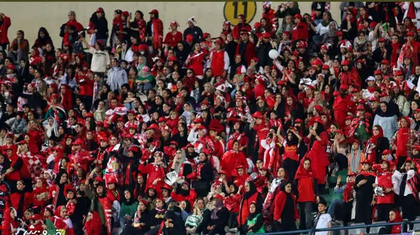 عکس دختر زیبای پرسپولیسی باتیپ و آرایش سرخپوستی ! / غوغا در استادیوم آزادی تهران !