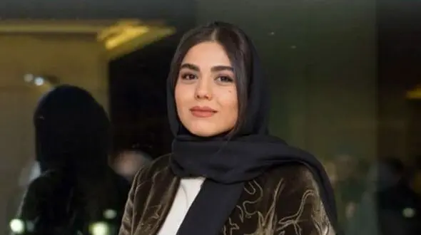عکس جذاب آزاده زارعی، بازیگر سریال آوای باران با برج ساعت لندن 